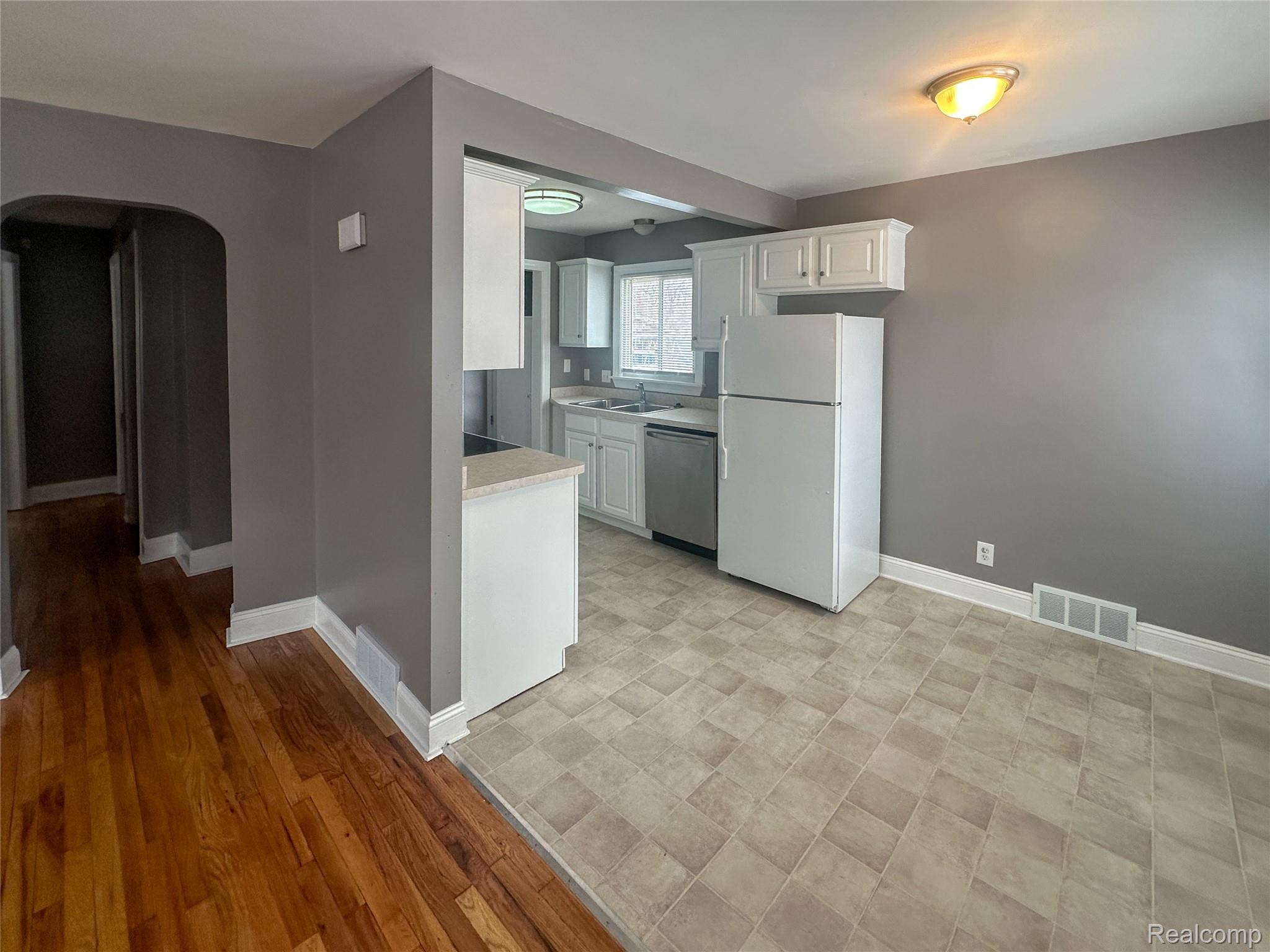 595 E Tennyson Avenue