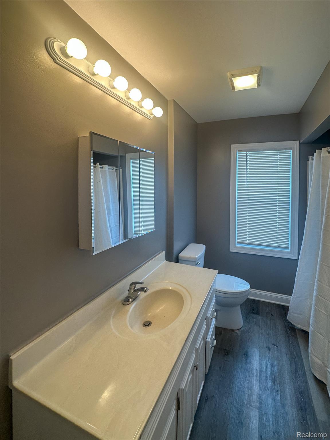 595 E Tennyson Avenue