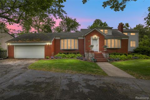 2136 Lawndale Avenue West Bloomfield Charter Township MI 48323