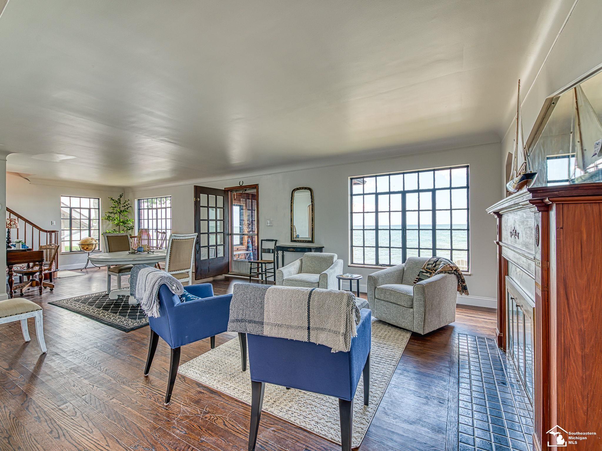 3880 Lakeshore Drive