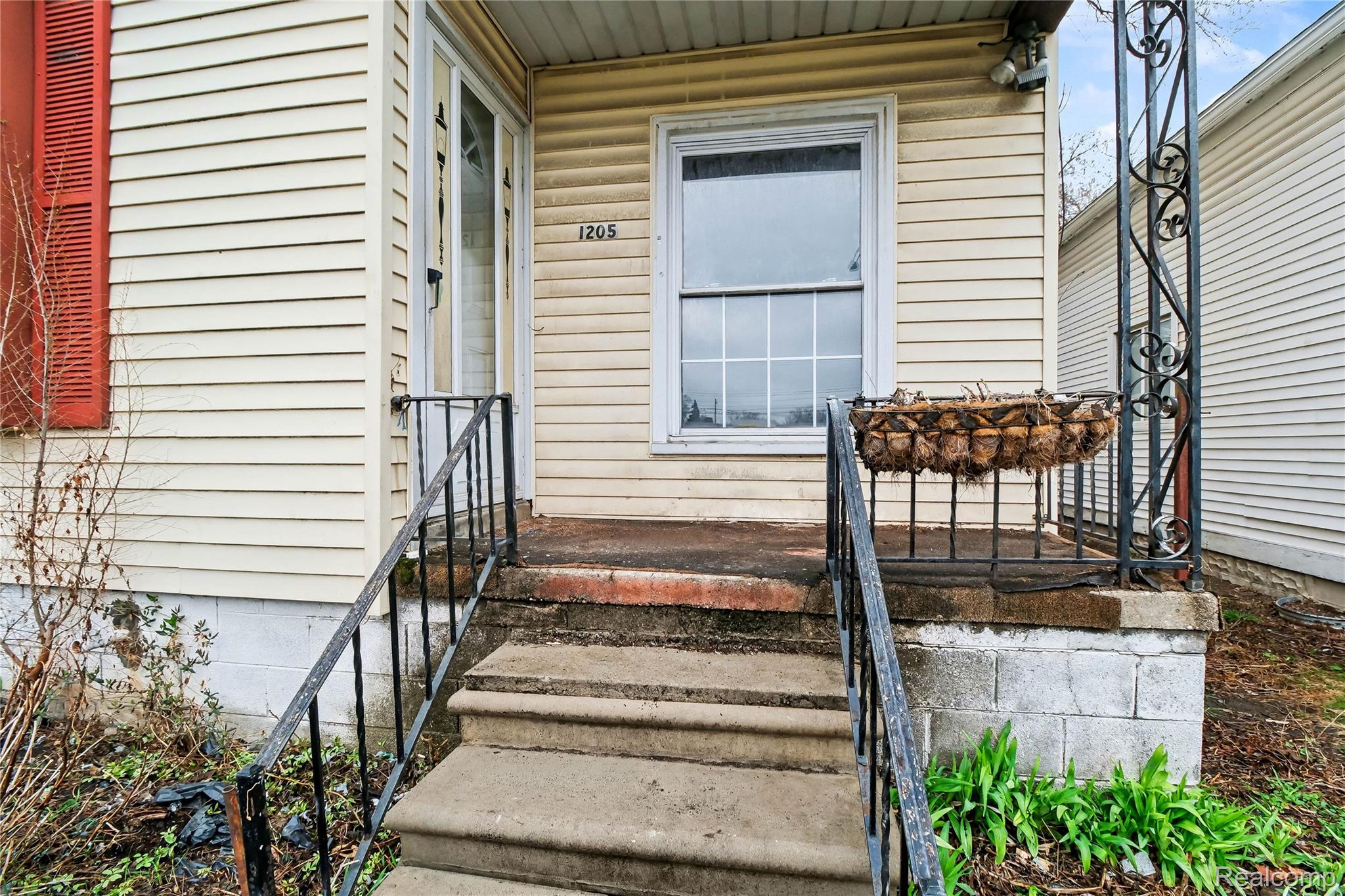 1205 E Muir Avenue