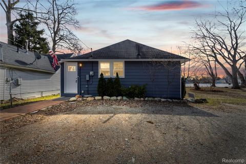 3048 Andre Street Keego Harbor City MI 48320