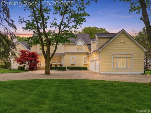 Photo of 1185 Avon Circle W, Rochester Hills City, MI 48309 (MLS # 20261034296)