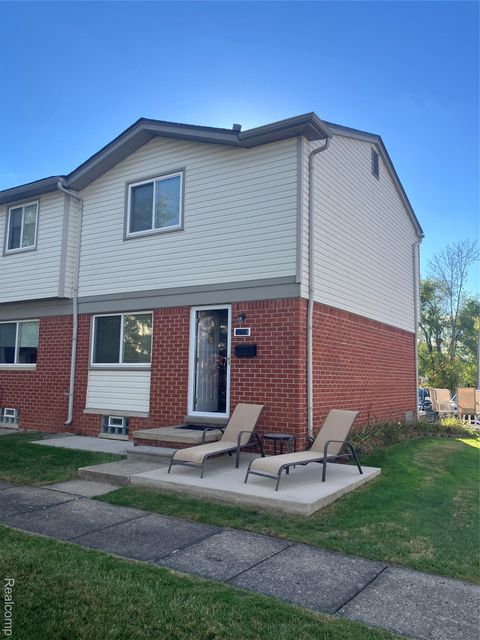 20731 Washington Street Roseville City MI 48066