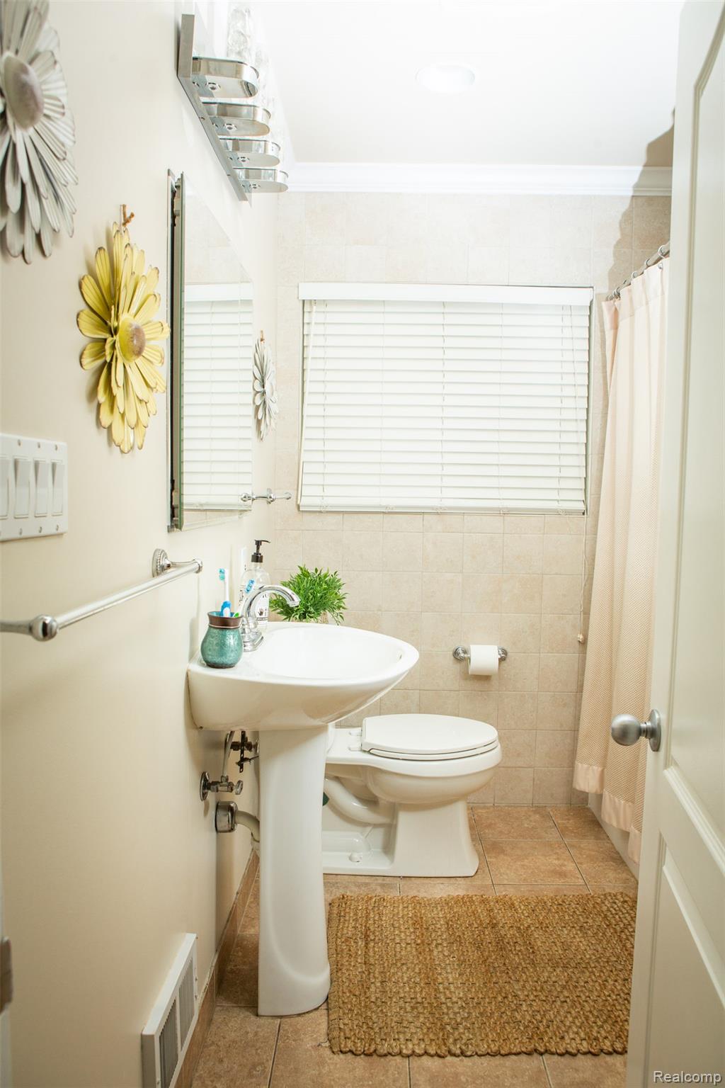 Birmingham City, Michigan 48009, United States, 3 Bedrooms Bedrooms, ,2 BathroomsBathrooms,Residential,Active,227408