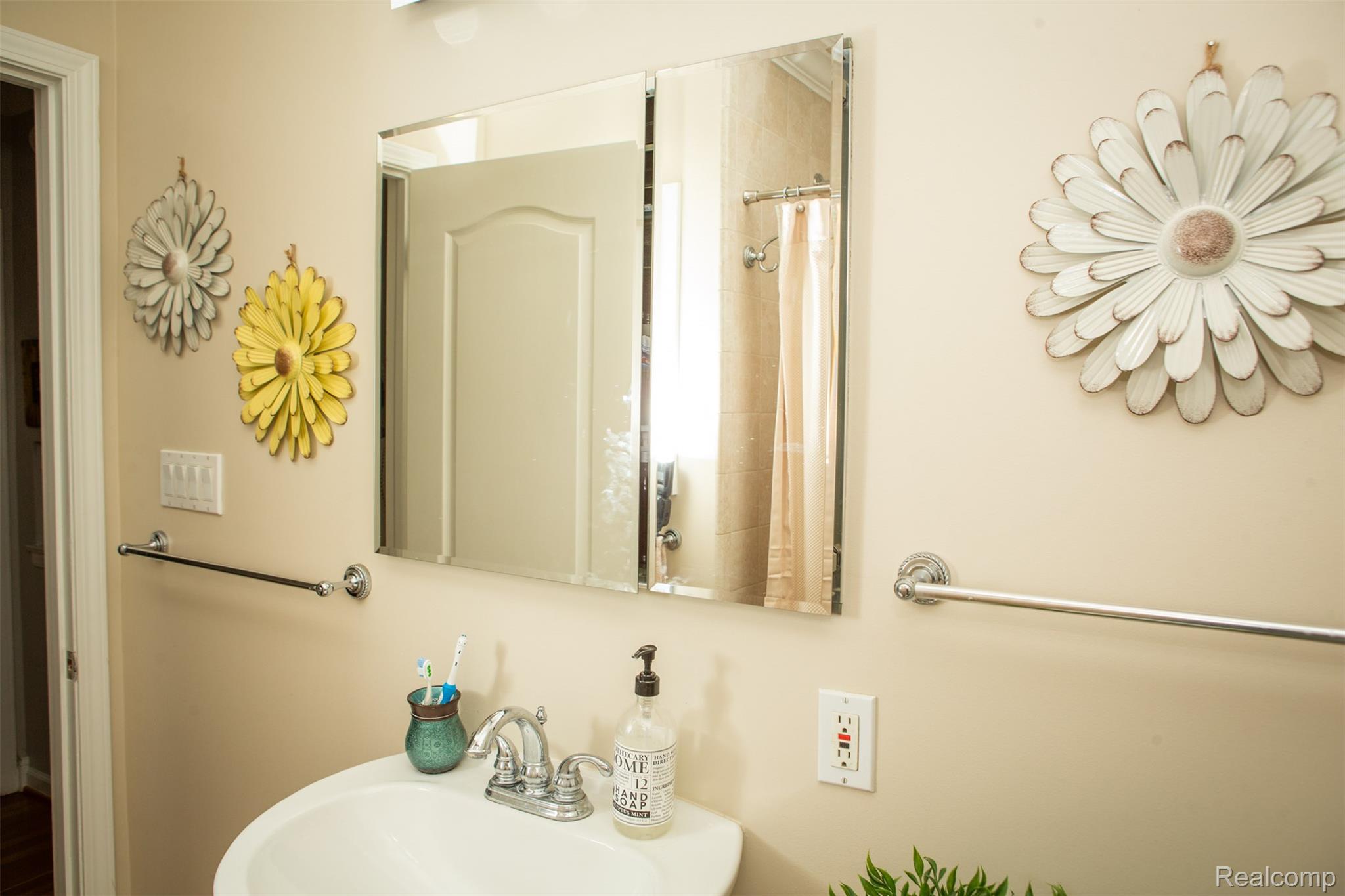 Birmingham City, Michigan 48009, United States, 3 Bedrooms Bedrooms, ,2 BathroomsBathrooms,Residential,Active,227408