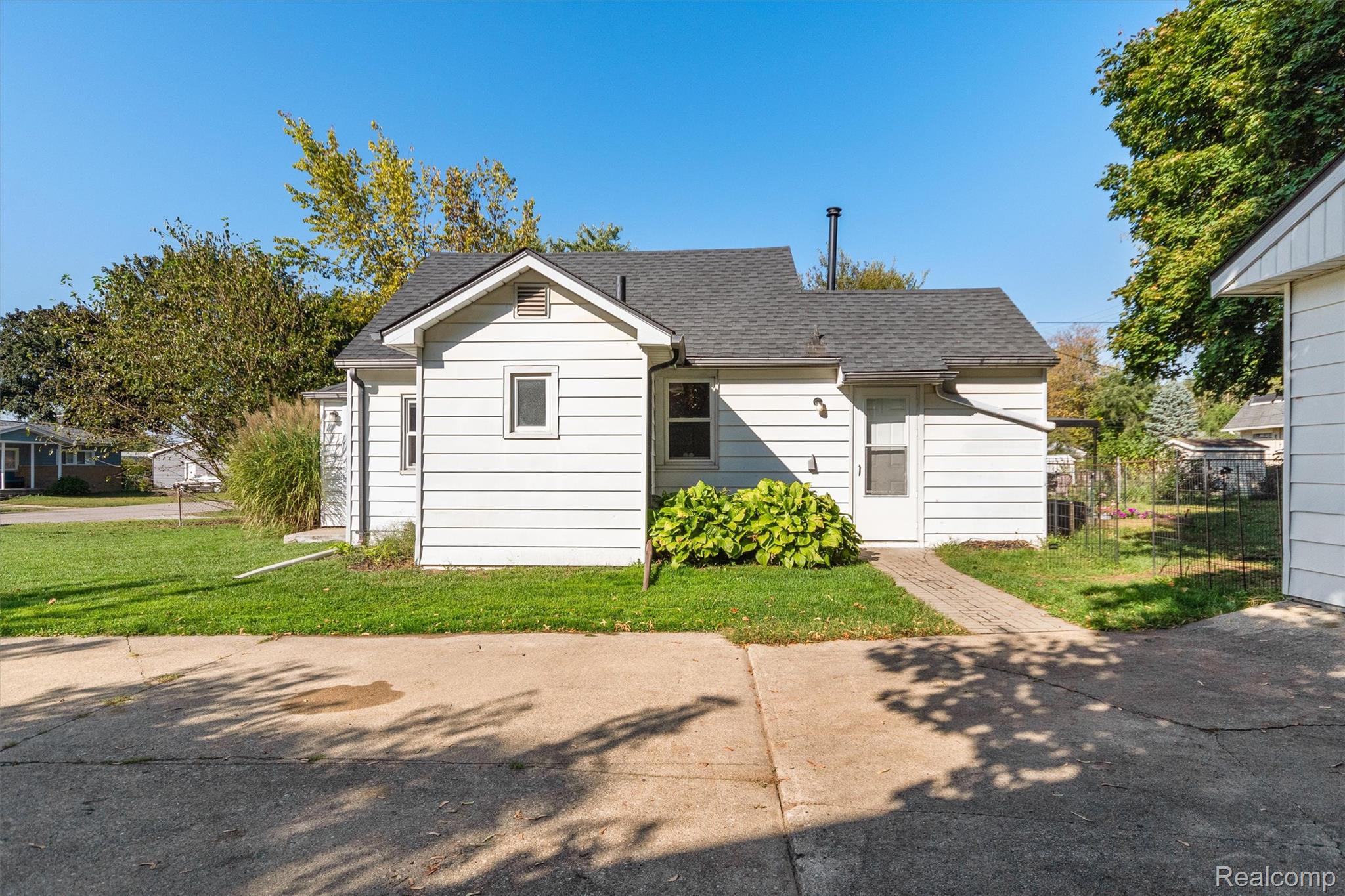 851 Auburndale Avenue