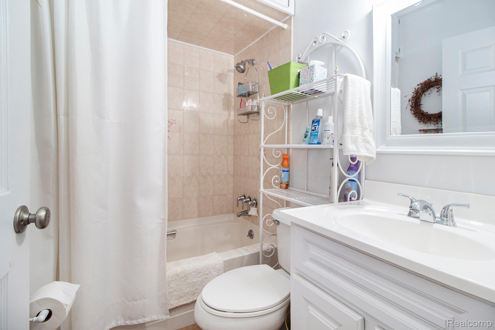 Roseville City, Michigan 48066, United States, 3 Bedrooms Bedrooms, ,2 BathroomsBathrooms,Residential,Pending,217014