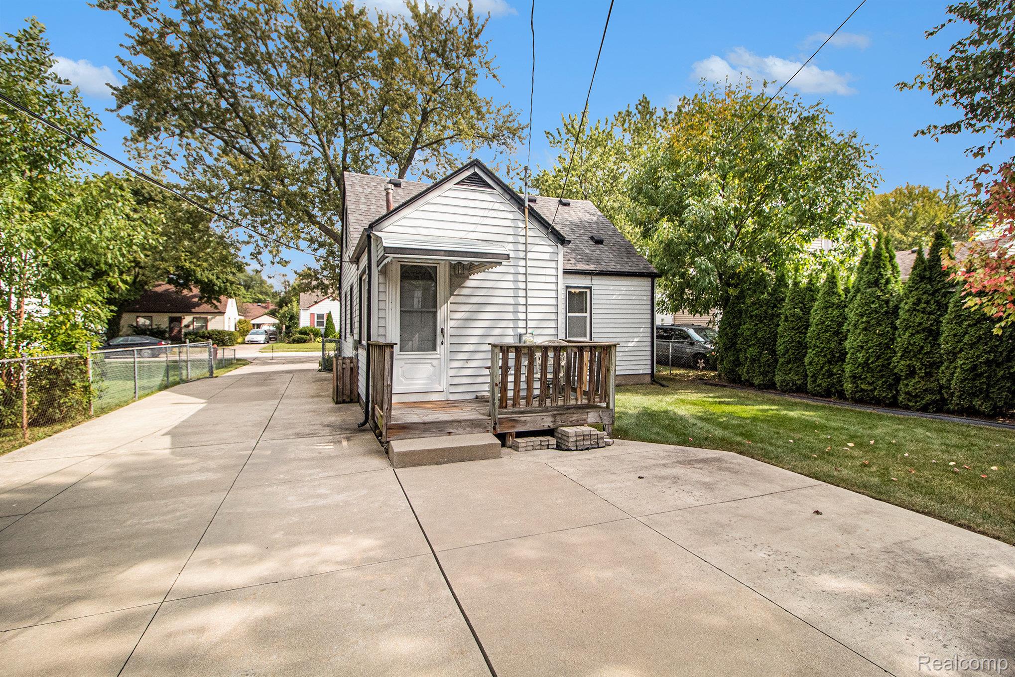 Roseville City, Michigan 48066, United States, 3 Bedrooms Bedrooms, ,2 BathroomsBathrooms,Residential,Pending,217014