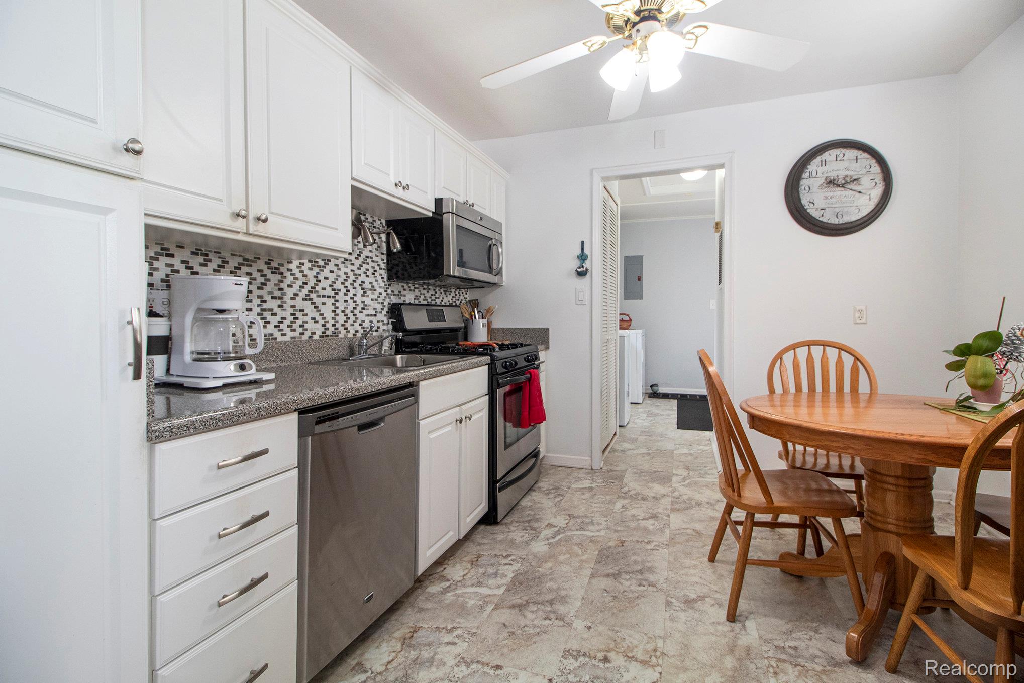 Roseville City, Michigan 48066, United States, 3 Bedrooms Bedrooms, ,2 BathroomsBathrooms,Residential,Pending,217014