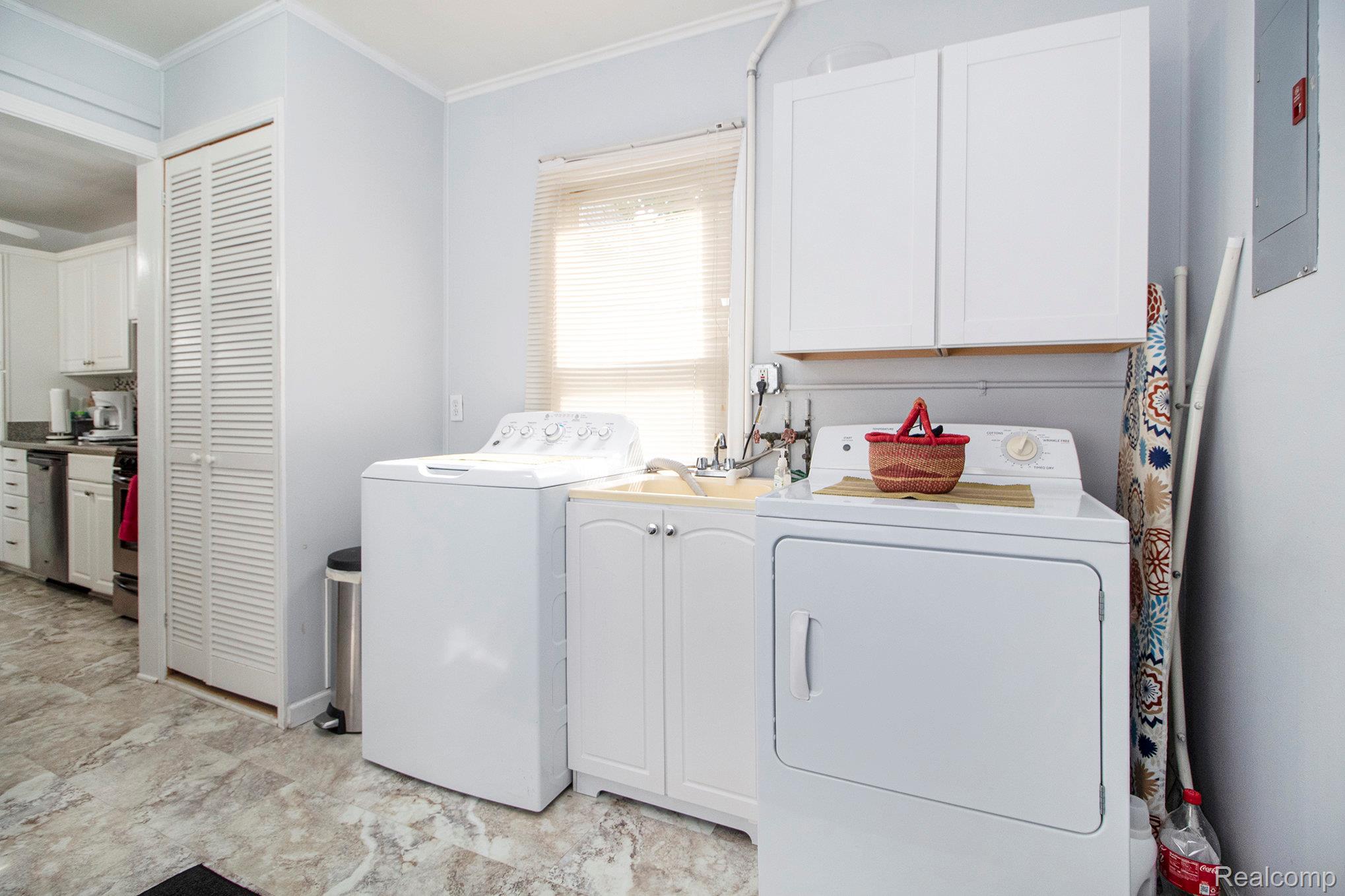 Roseville City, Michigan 48066, United States, 3 Bedrooms Bedrooms, ,2 BathroomsBathrooms,Residential,Pending,217014