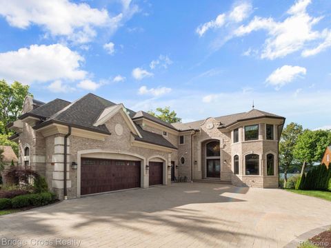 Photo of 5820 LAKEVIEW Avenue, Orchard Lake Village City, MI 48323 (MLS # 20251037647)
