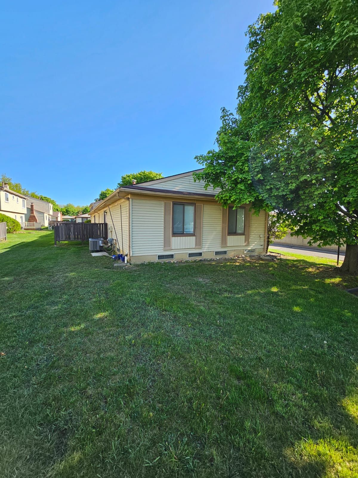 2924 ROUNDTREE Drive