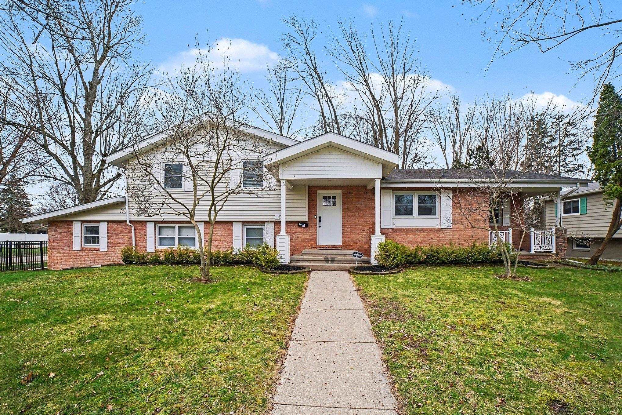 1320 E Lincoln