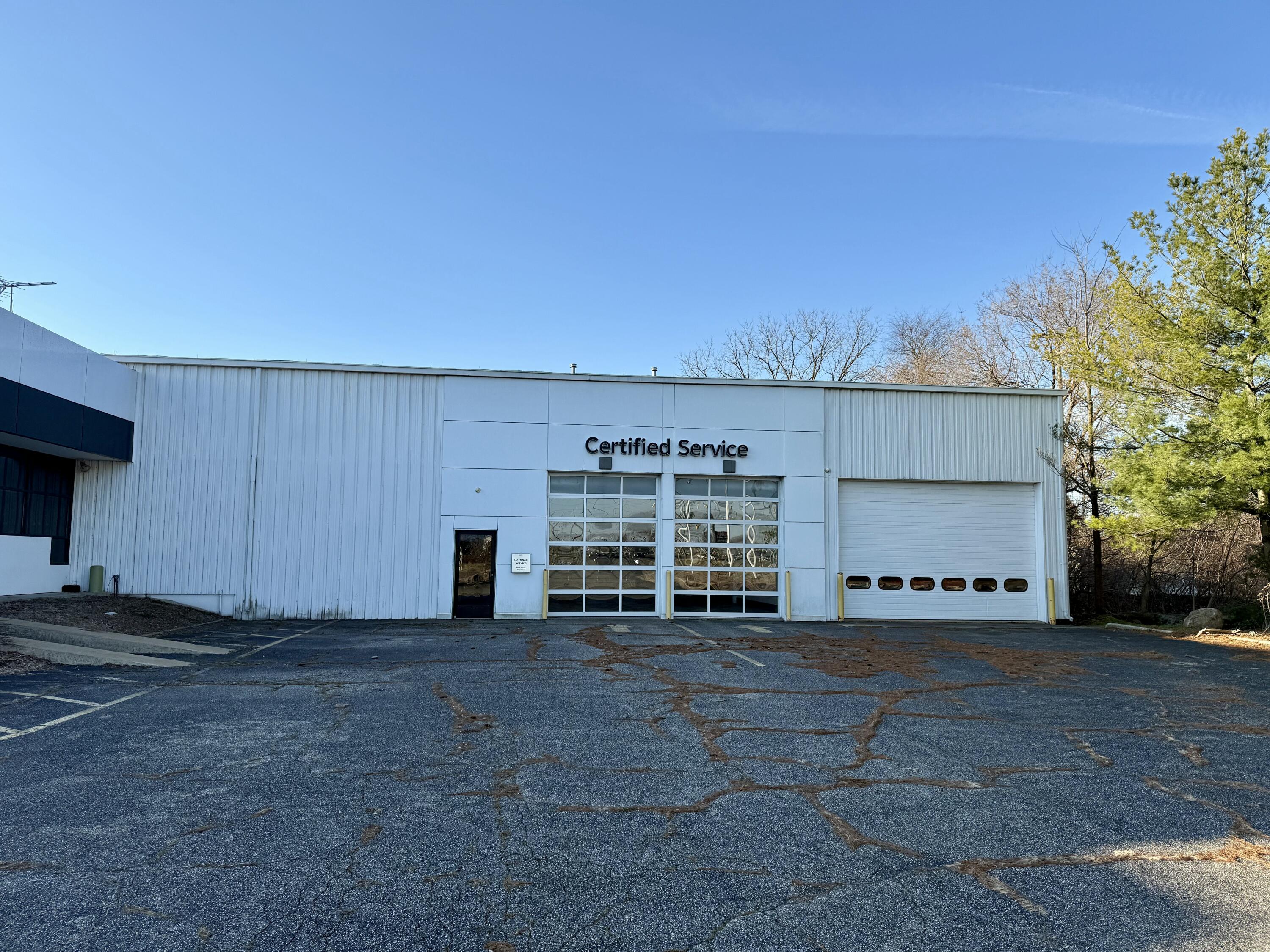 995 W Columbia Avenue