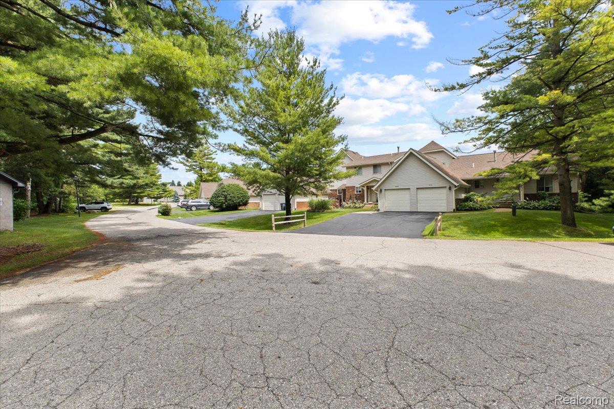 Springfield Charter Township, Michigan 48348, United States, 2 Bedrooms Bedrooms, ,3 BathroomsBathrooms,Residential,Active,174722