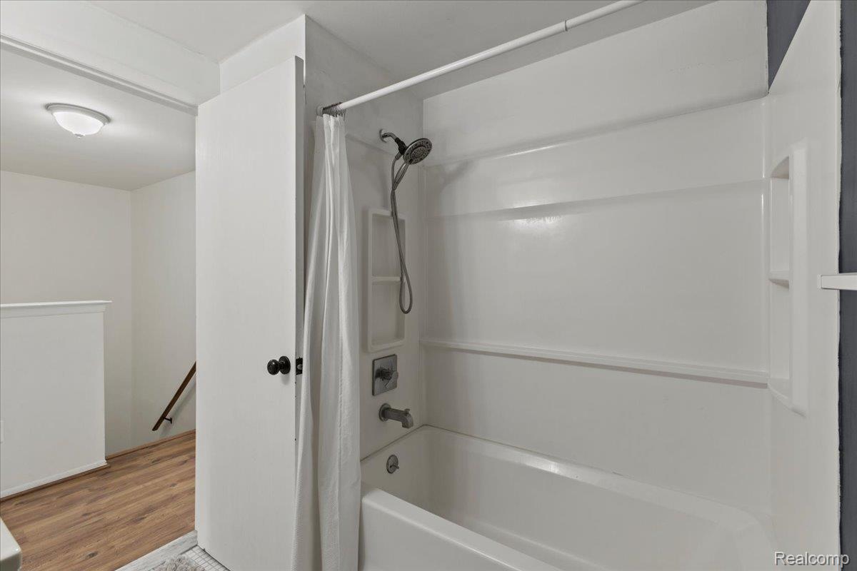 Springfield Charter Township, Michigan 48348, United States, 2 Bedrooms Bedrooms, ,3 BathroomsBathrooms,Residential,Active,174722