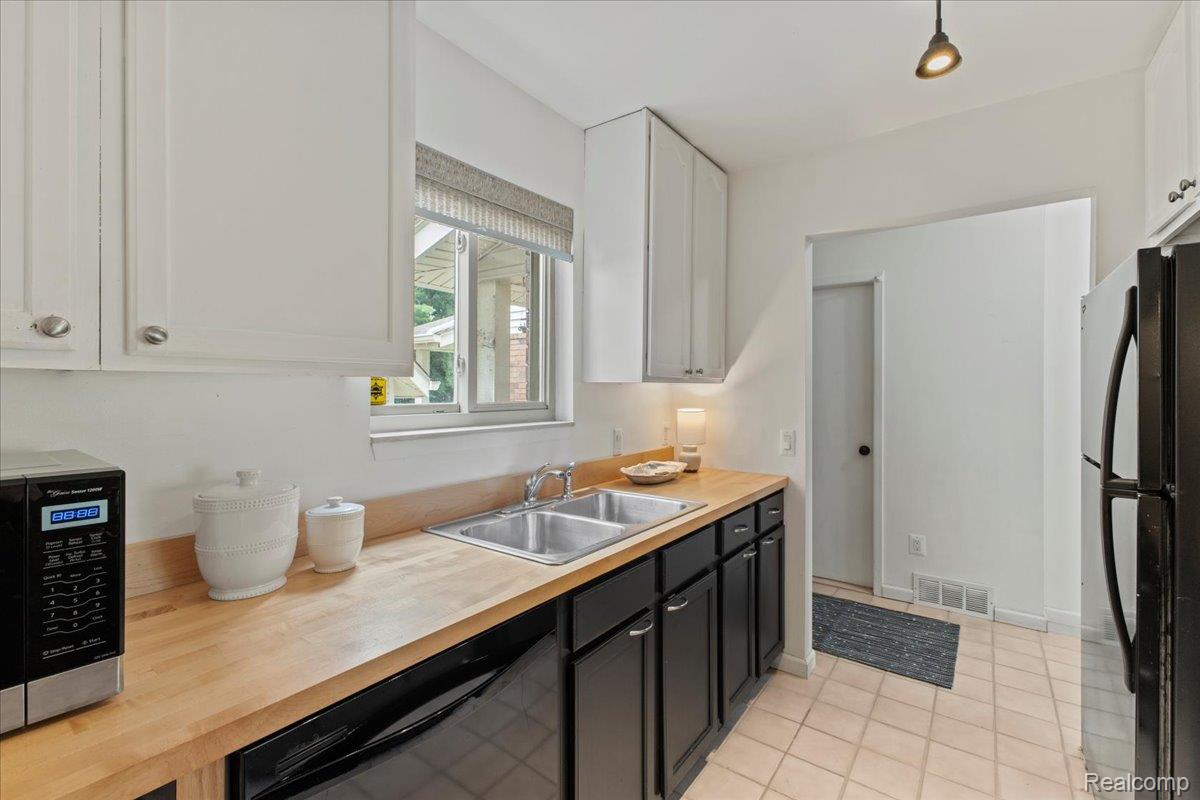 Springfield Charter Township, Michigan 48348, United States, 2 Bedrooms Bedrooms, ,3 BathroomsBathrooms,Residential,Active,174722