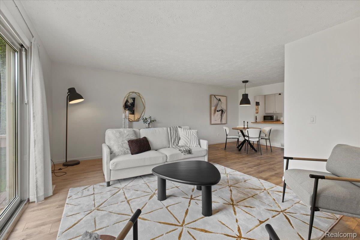 Springfield Charter Township, Michigan 48348, United States, 2 Bedrooms Bedrooms, ,3 BathroomsBathrooms,Residential,Active,174722