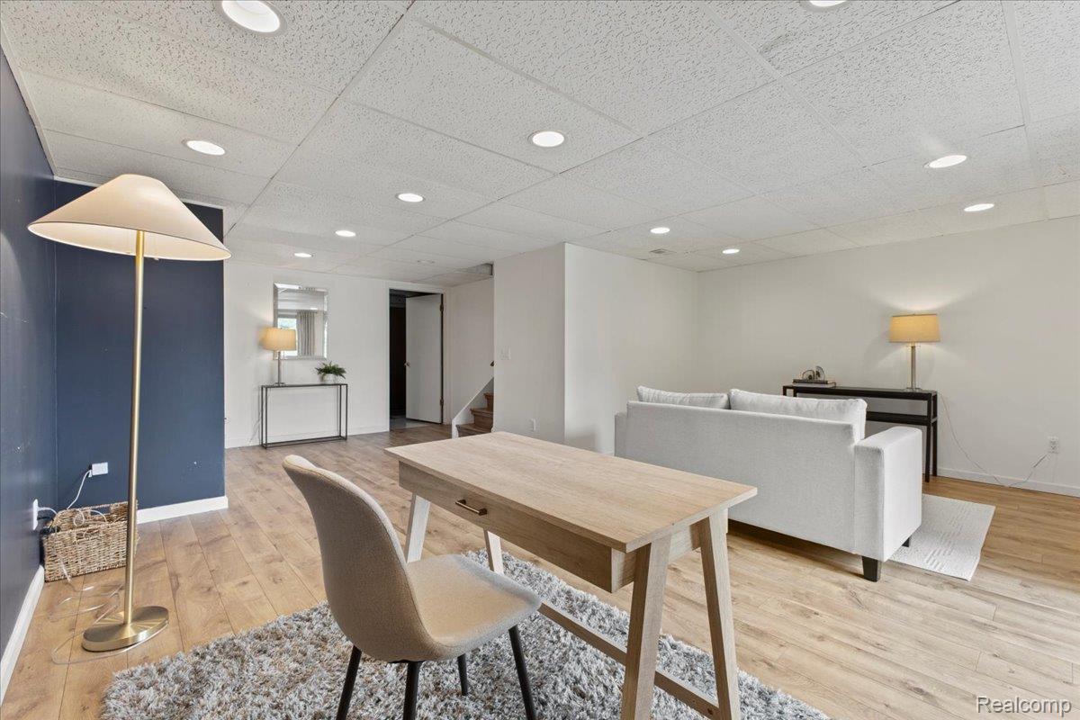 Springfield Charter Township, Michigan 48348, United States, 2 Bedrooms Bedrooms, ,3 BathroomsBathrooms,Residential,Active,174722