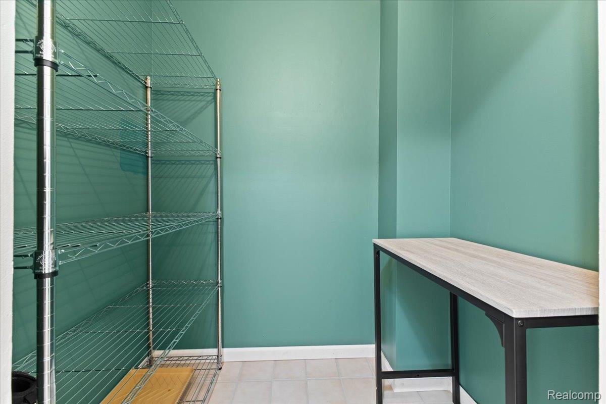 Springfield Charter Township, Michigan 48348, United States, 2 Bedrooms Bedrooms, ,3 BathroomsBathrooms,Residential,Active,174722