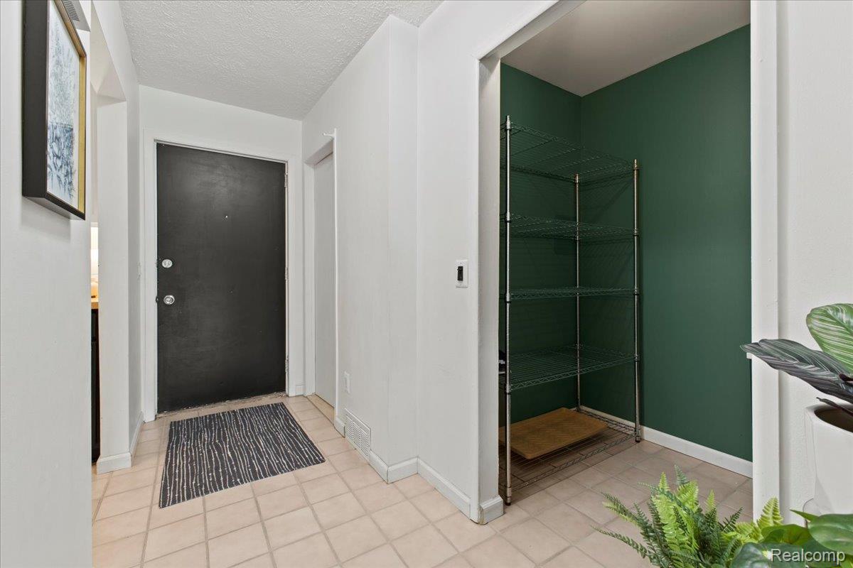 Springfield Charter Township, Michigan 48348, United States, 2 Bedrooms Bedrooms, ,3 BathroomsBathrooms,Residential,Active,174722