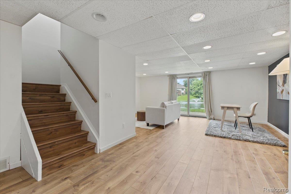 Springfield Charter Township, Michigan 48348, United States, 2 Bedrooms Bedrooms, ,3 BathroomsBathrooms,Residential,Active,174722