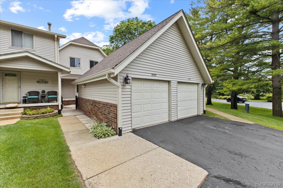 Springfield Charter Township, Michigan 48348, United States, 2 Bedrooms Bedrooms, ,3 BathroomsBathrooms,Residential,Active,174722