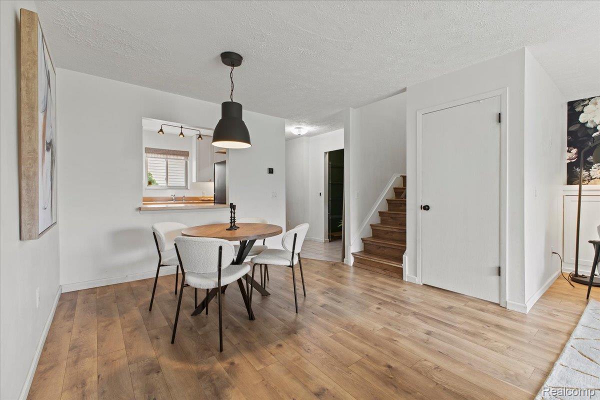 Springfield Charter Township, Michigan 48348, United States, 2 Bedrooms Bedrooms, ,3 BathroomsBathrooms,Residential,Active,174722