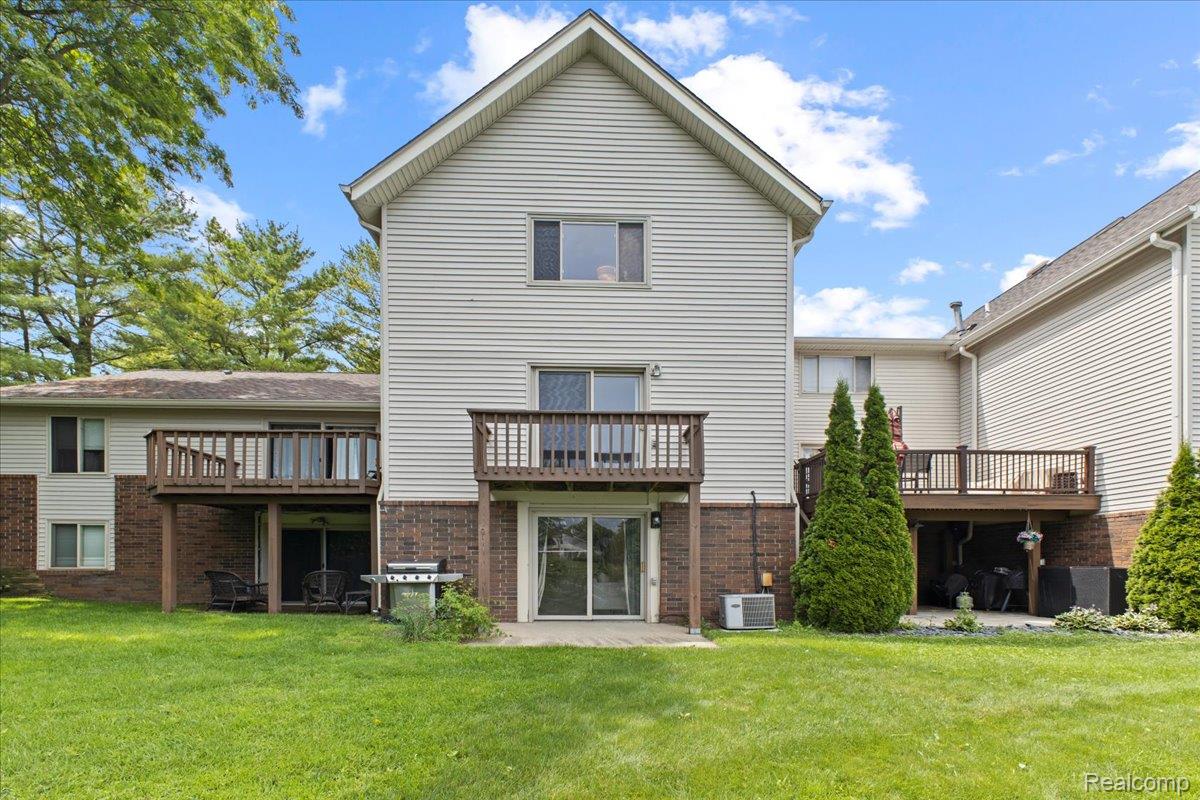 Springfield Charter Township, Michigan 48348, United States, 2 Bedrooms Bedrooms, ,3 BathroomsBathrooms,Residential,Active,174722