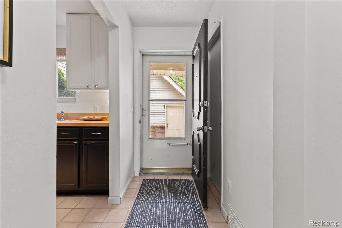 Springfield Charter Township, Michigan 48348, United States, 2 Bedrooms Bedrooms, ,3 BathroomsBathrooms,Residential,Active,174722