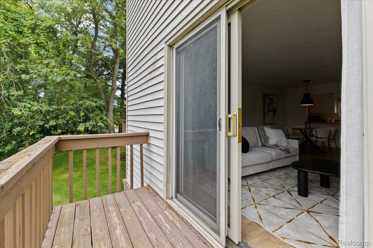 Springfield Charter Township, Michigan 48348, United States, 2 Bedrooms Bedrooms, ,3 BathroomsBathrooms,Residential,Active,174722