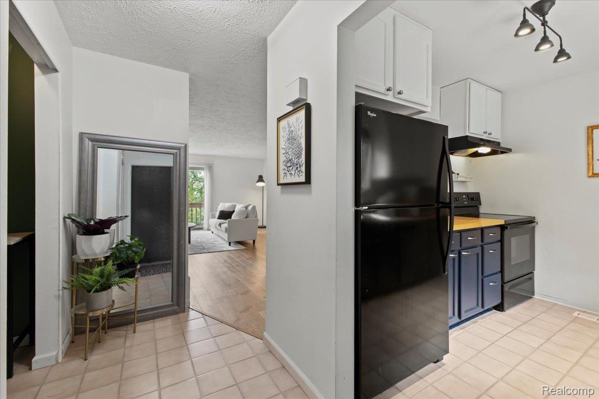 Springfield Charter Township, Michigan 48348, United States, 2 Bedrooms Bedrooms, ,3 BathroomsBathrooms,Residential,Active,174722