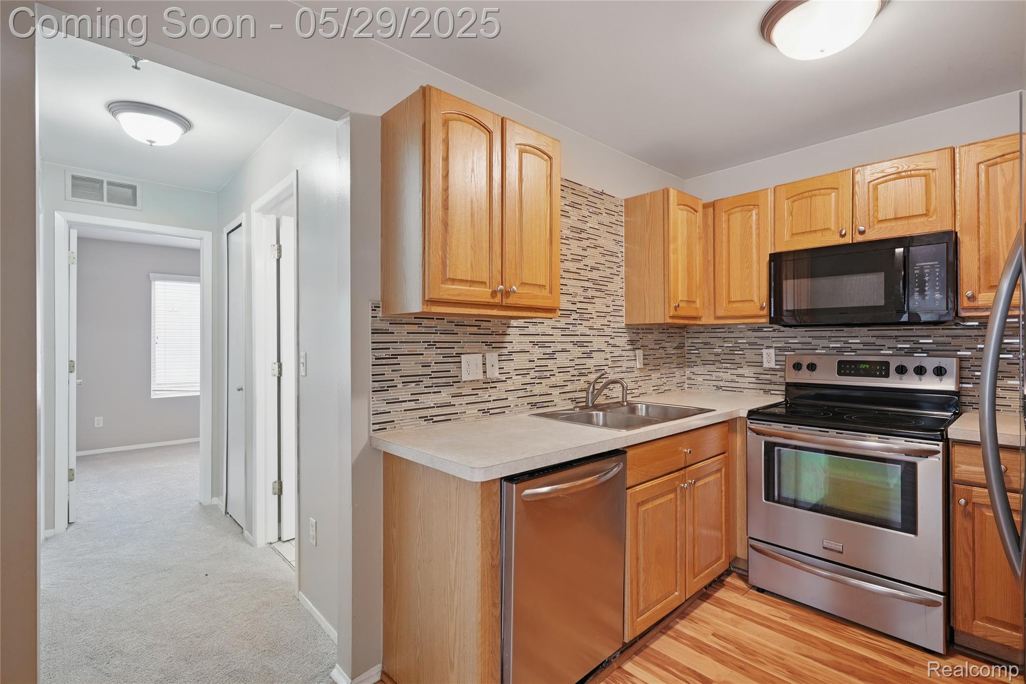 Southfield City, Michigan 48075, United States, 2 Bedrooms Bedrooms, ,2 BathroomsBathrooms,Residential,Pending,138956