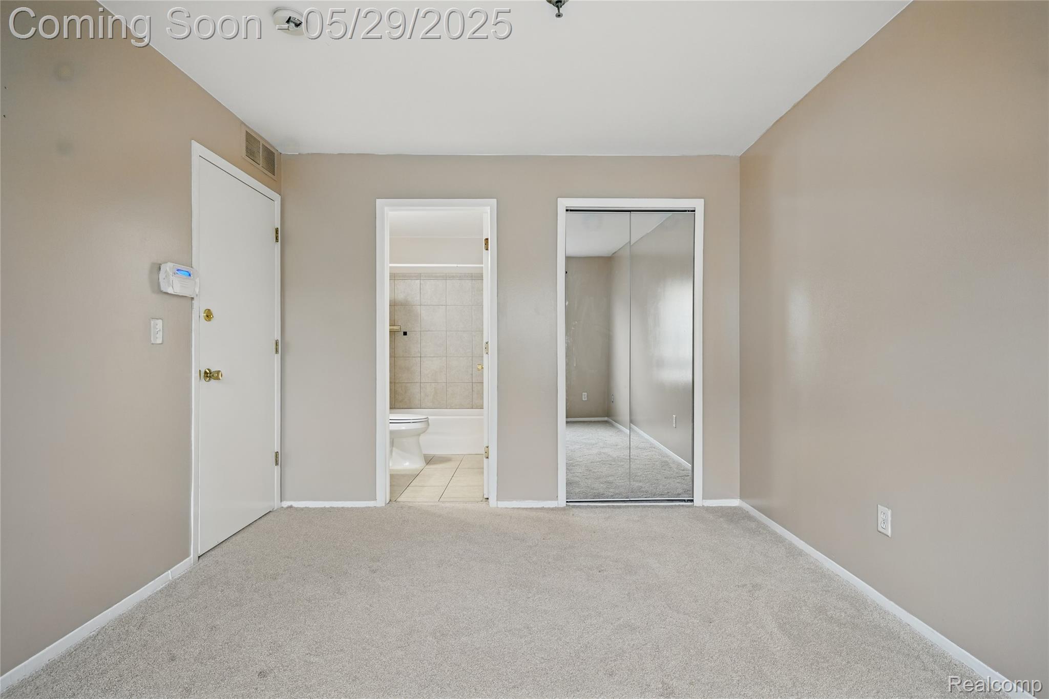 Southfield City, Michigan 48075, United States, 2 Bedrooms Bedrooms, ,2 BathroomsBathrooms,Residential,Pending,138956