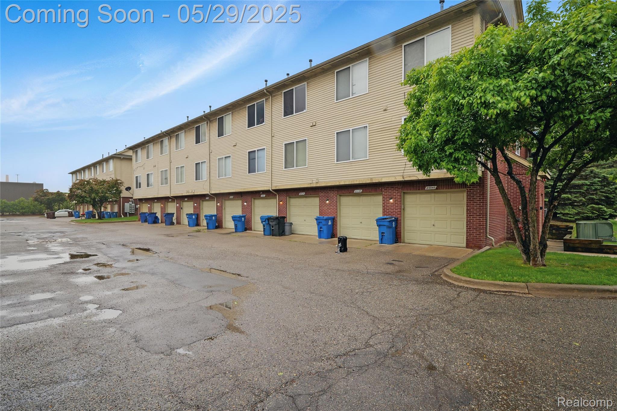 Southfield City, Michigan 48075, United States, 2 Bedrooms Bedrooms, ,2 BathroomsBathrooms,Residential,Pending,138956