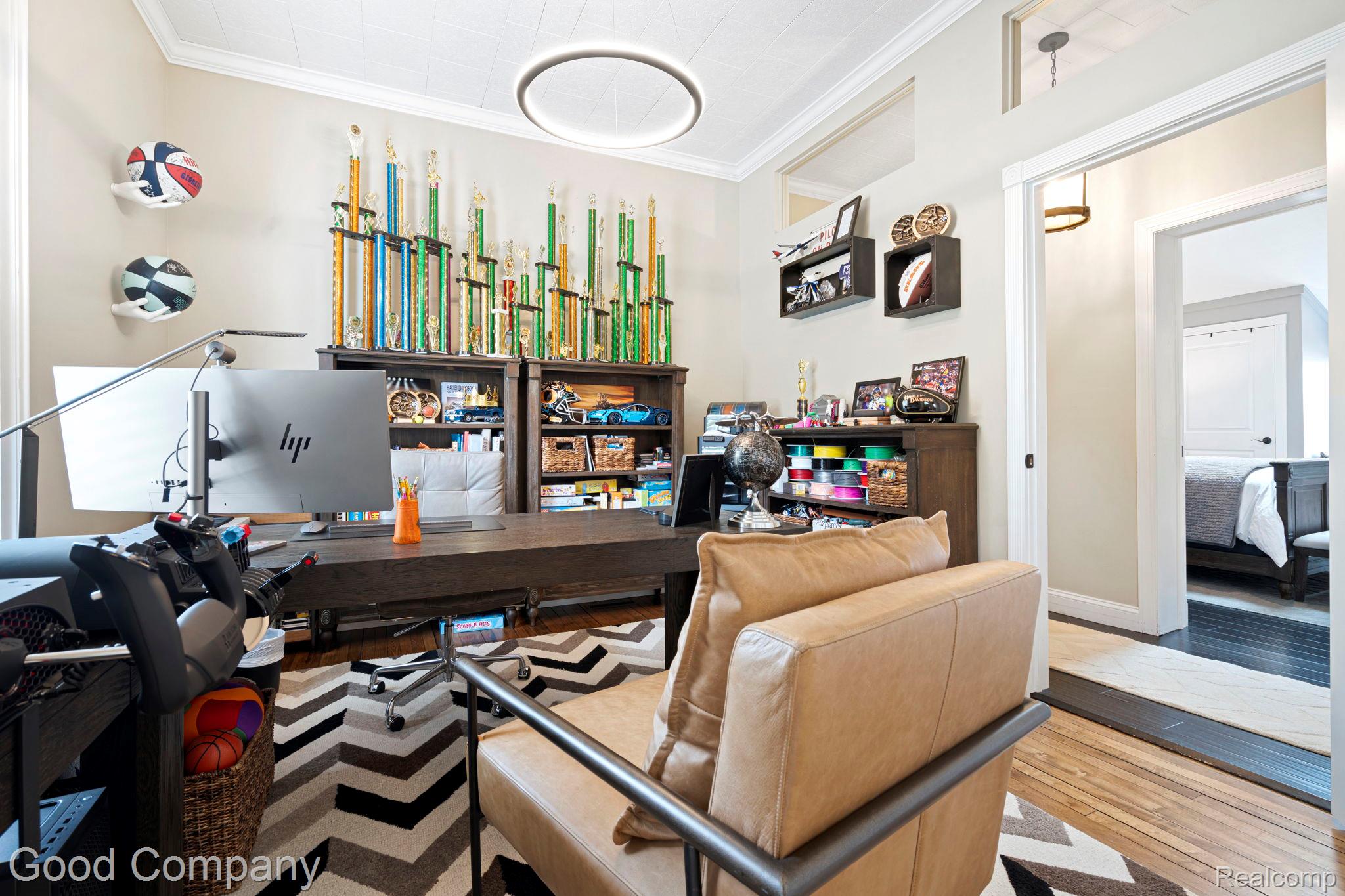 612 N LAKESHORE Drive