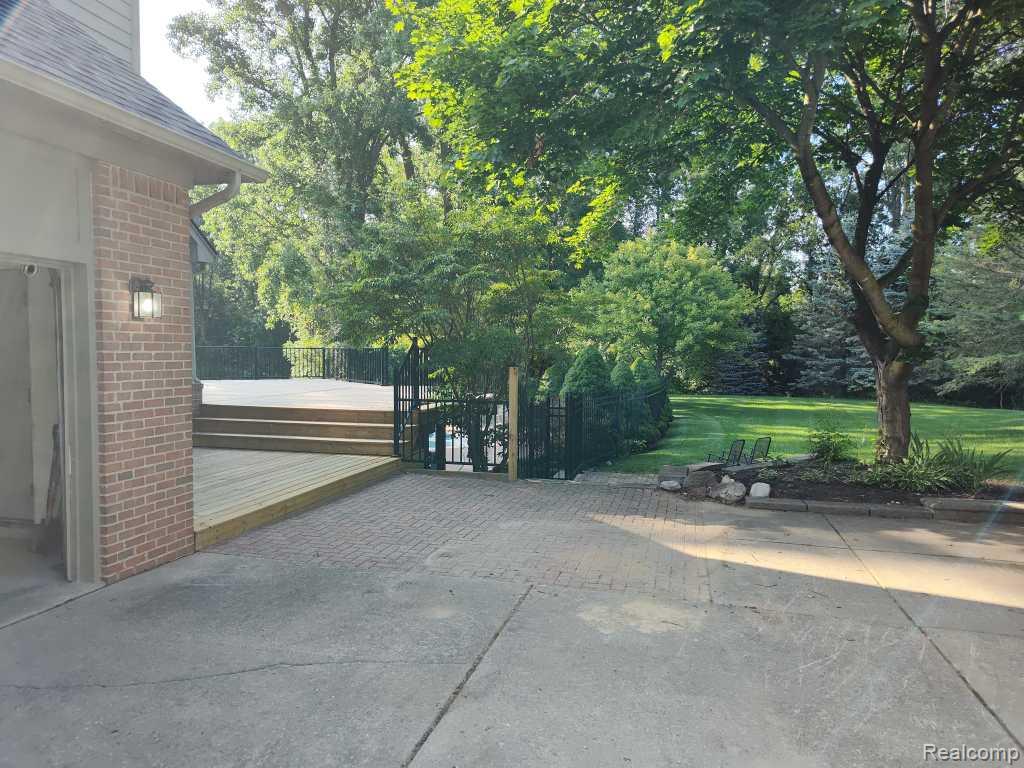 1339 Pond Bluff Way