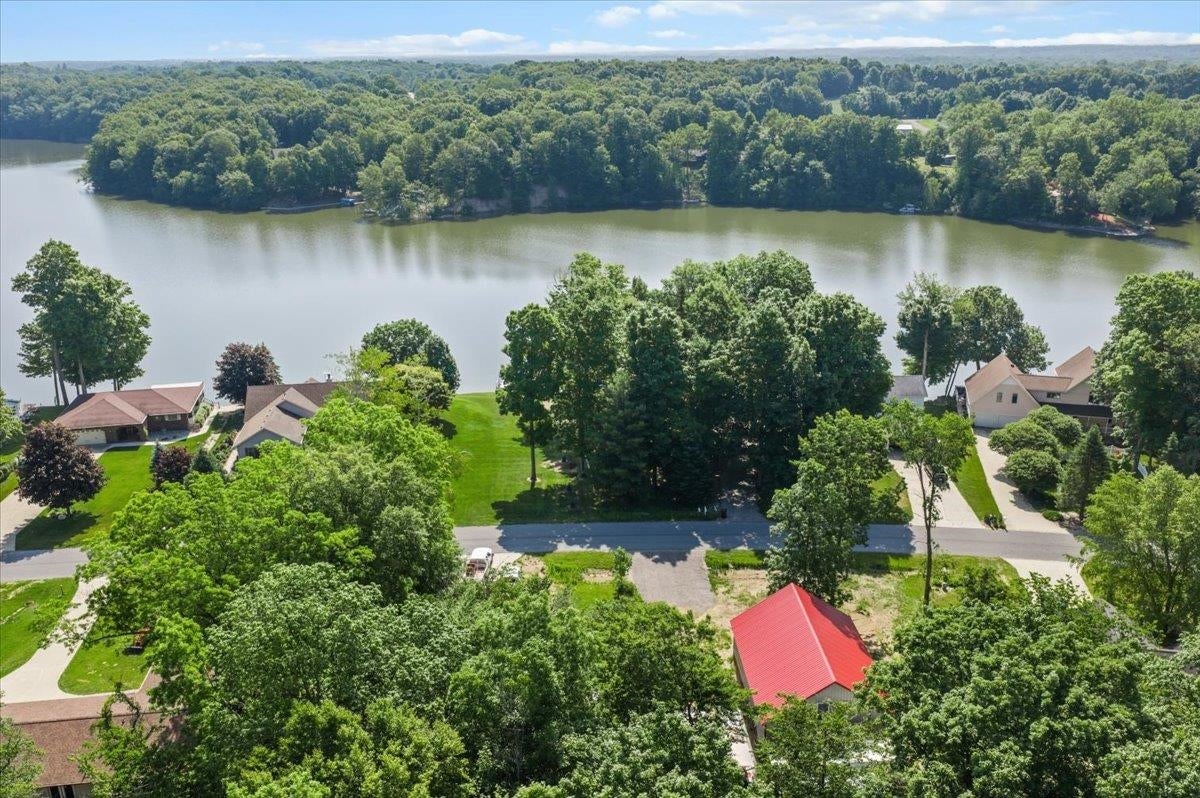 10234 Lakeside Drive