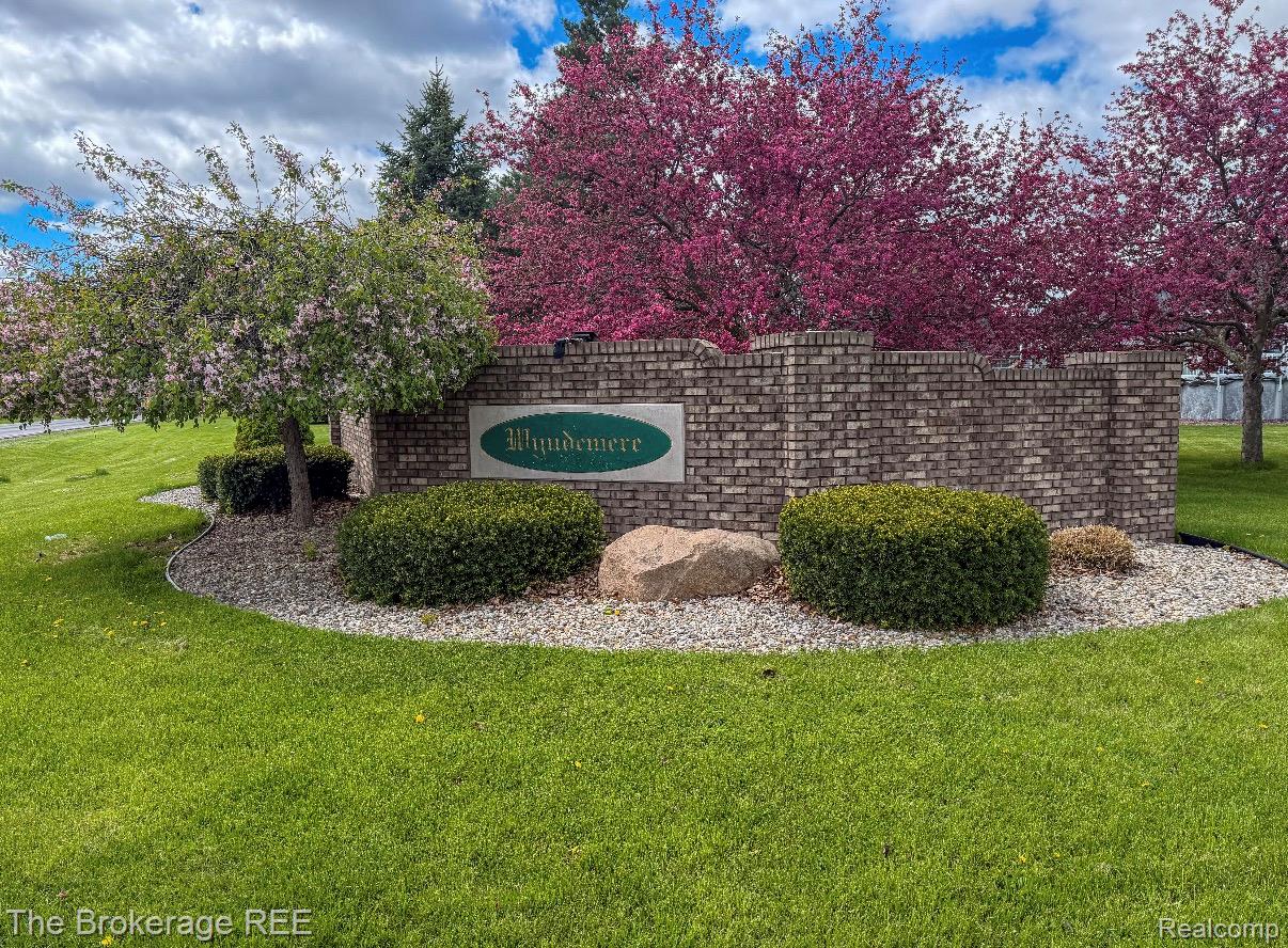 6318 Victoria Lane