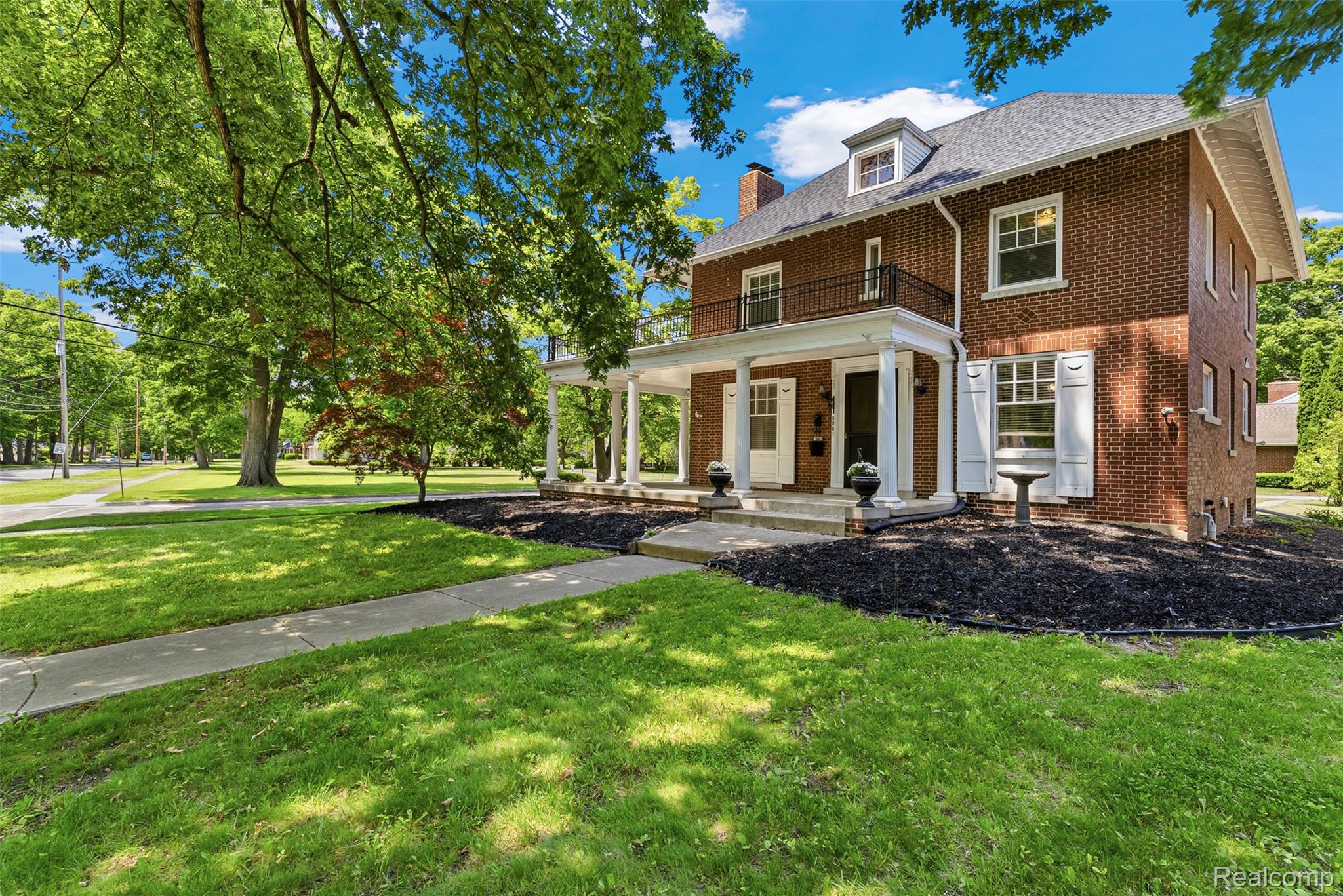 806 W Oliver Street