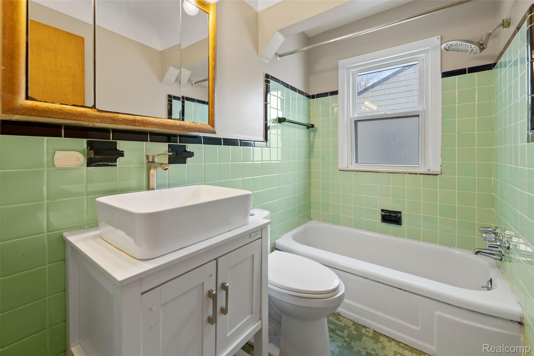 Grosse Pointe City, Michigan 48236, United States, 3 Bedrooms Bedrooms, ,2 BathroomsBathrooms,Residential,Active,138884