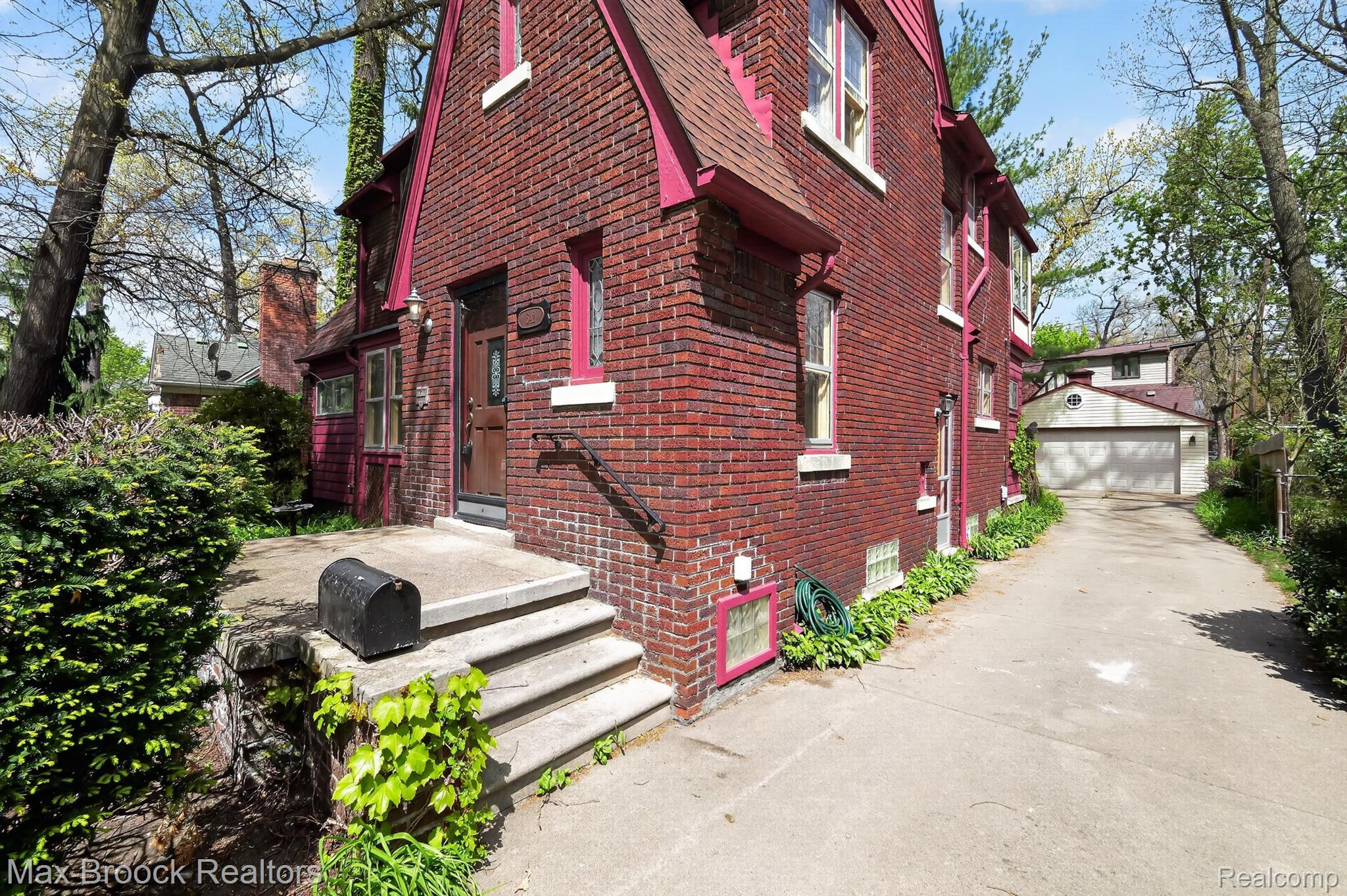 642 W Maplehurst Street