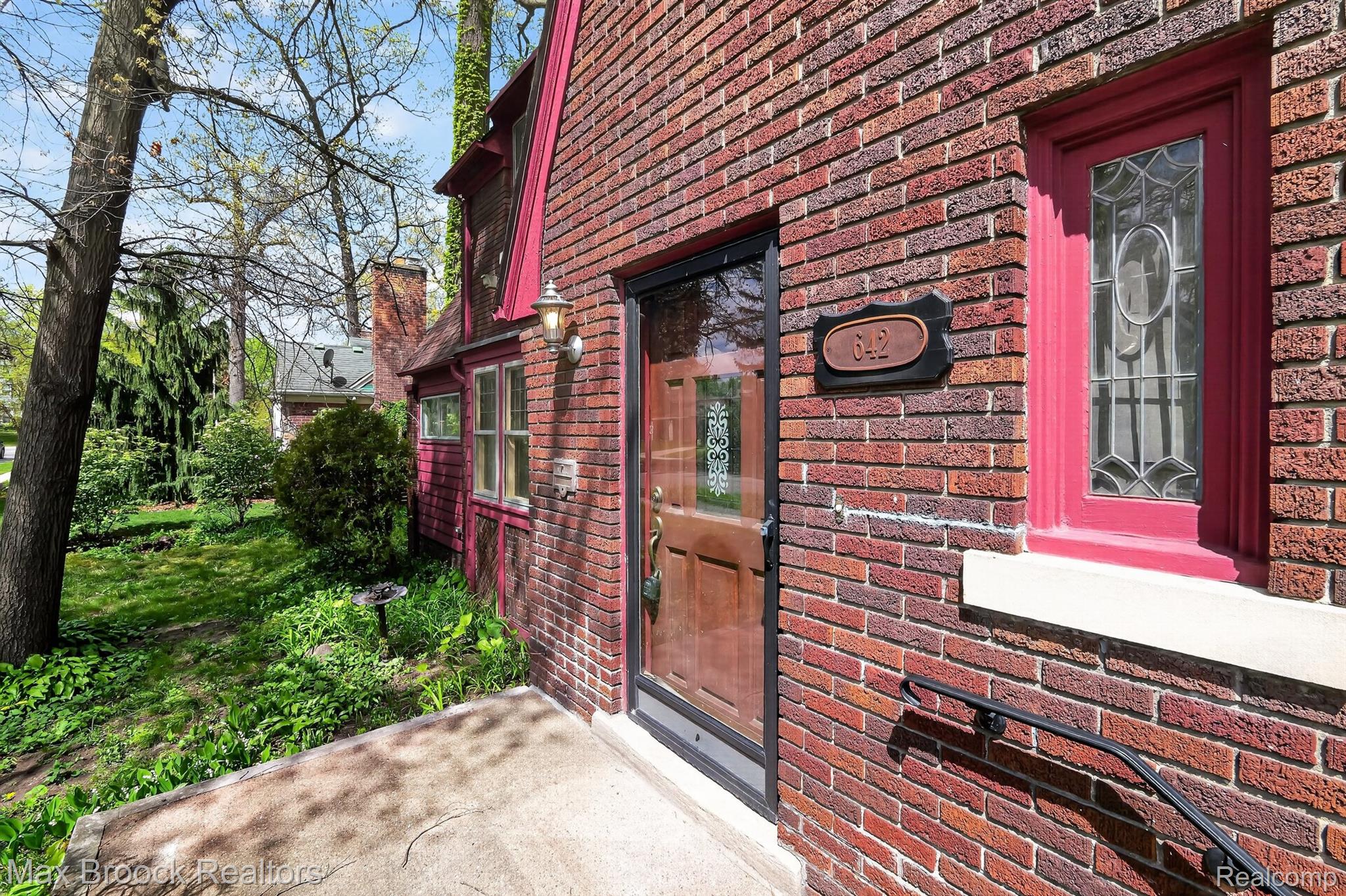 642 W Maplehurst Street