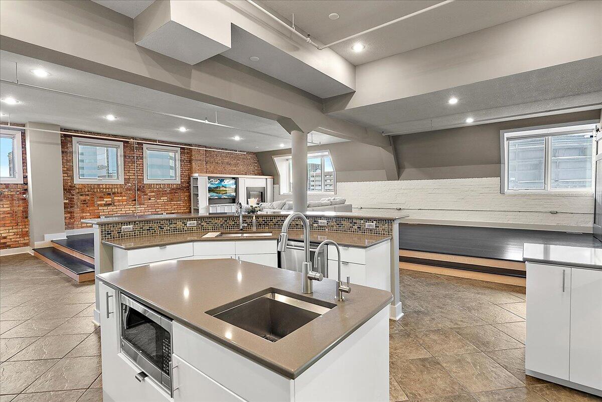 230 N Kalamazoo Mall 401