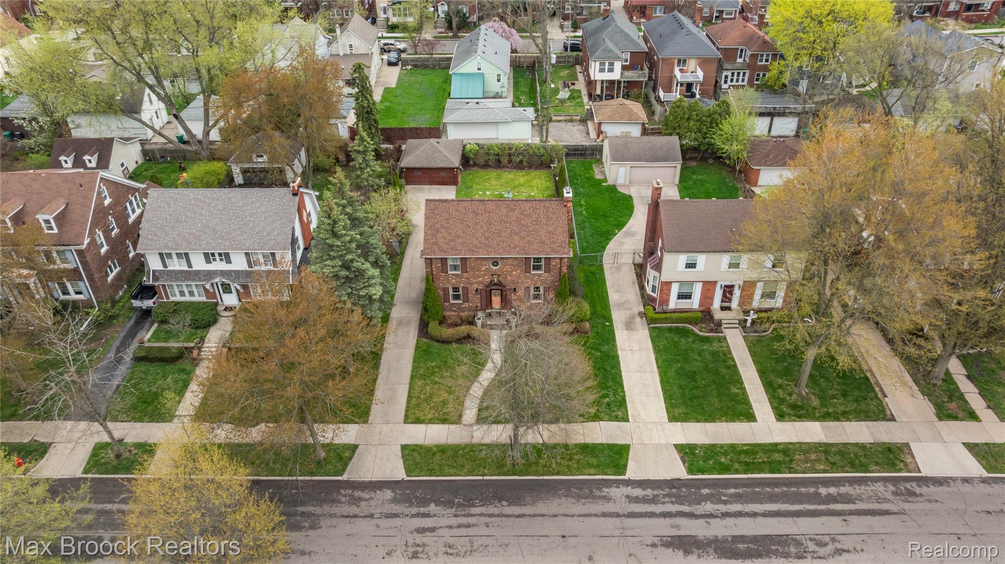 938 LAKEPOINTE STREET