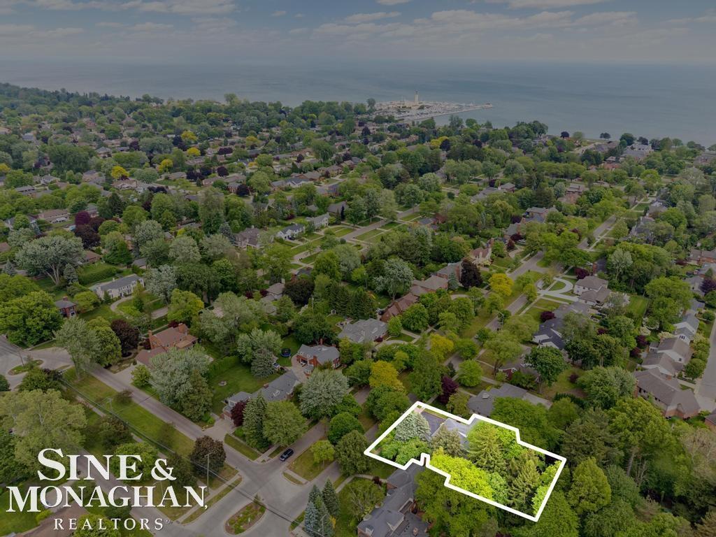 565 Lochmoor Boulevard