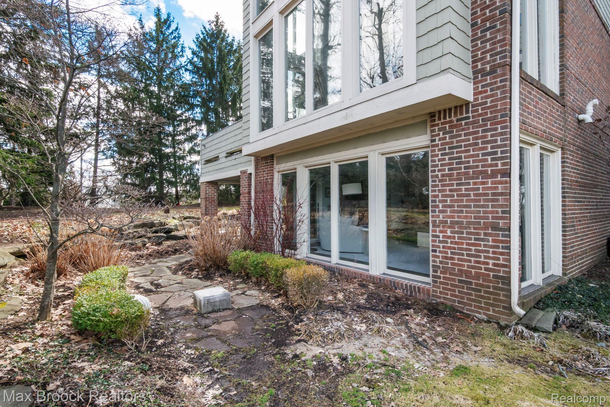 3828 PINE LAKE KNOLL Drive