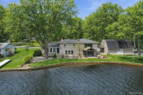 5370 Edgelake Drive Hamburg Township MI 48169