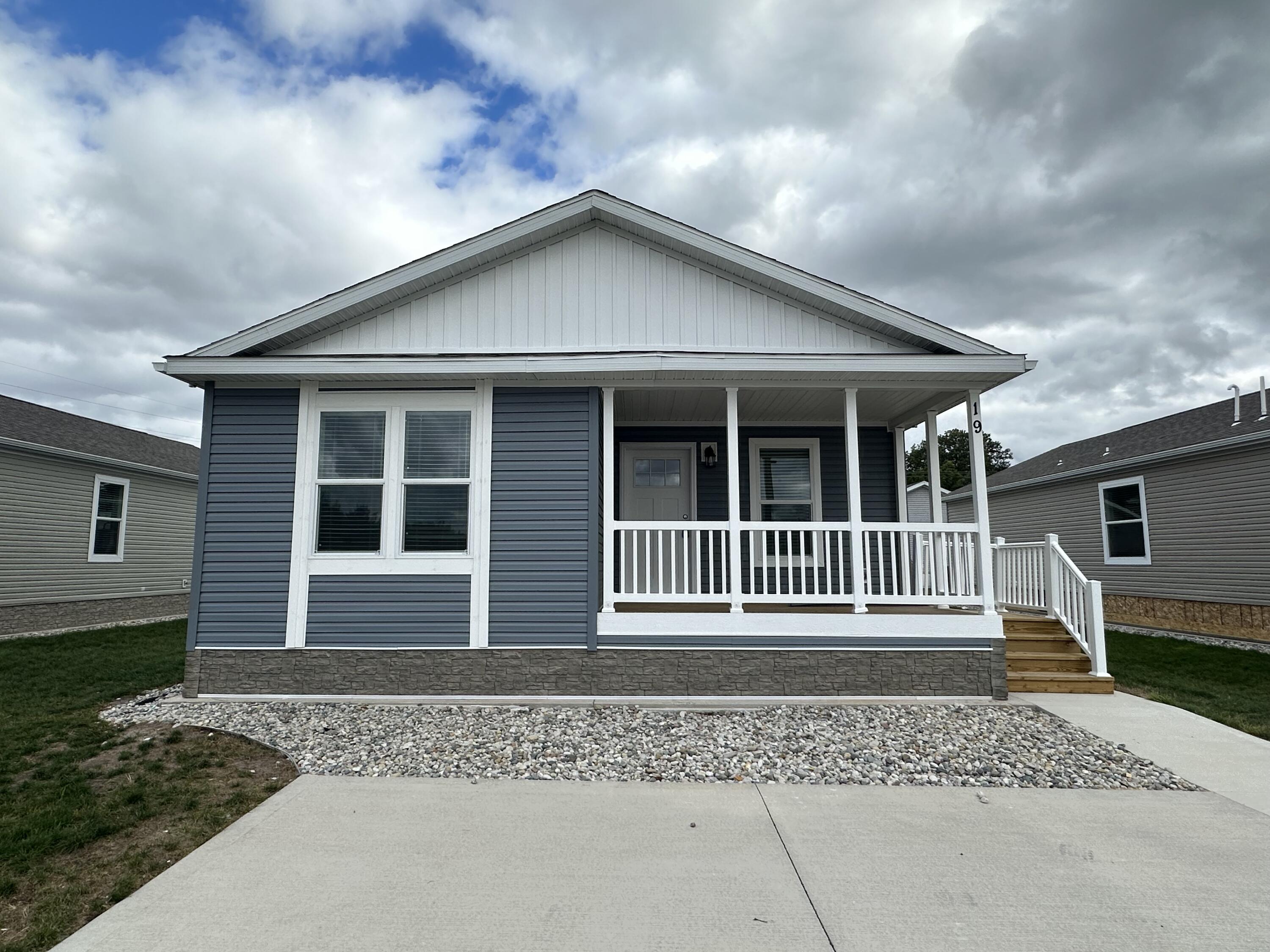 1283 E Ellis Road 19